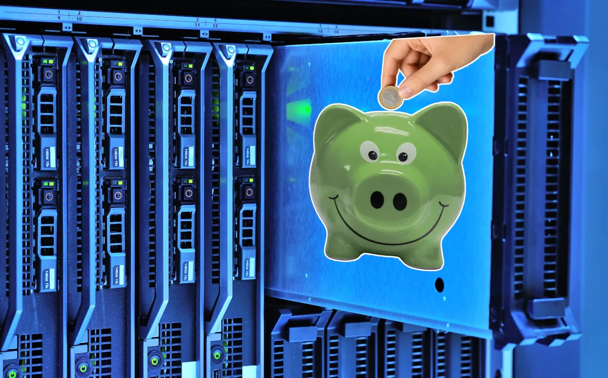 Eine Bildmontage aus einem Serverschrank, einem Sparschwein und einer Hand, die Geld einwirft.